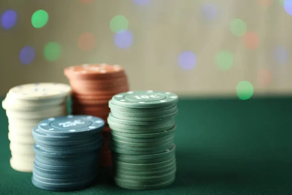 Chips Auf Farbtisch Casino — Stockfoto