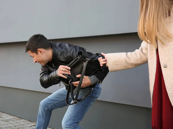 Hombre Ladrón Robando Bolsa Mujer Joven Aire Libre — Foto de Stock