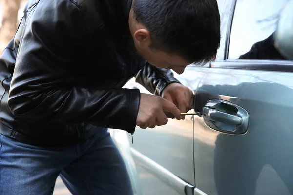 Hombre Ladrón Tratando Abrir Coche — Foto de Stock