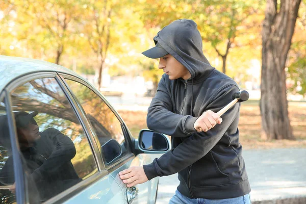 Dieb Versucht Mit Hammer Autoscheibe Einzuschlagen — Stockfoto