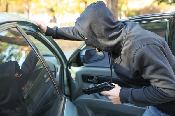 Male Thief Gun Open Car Outdoors — Stock Photo, Image