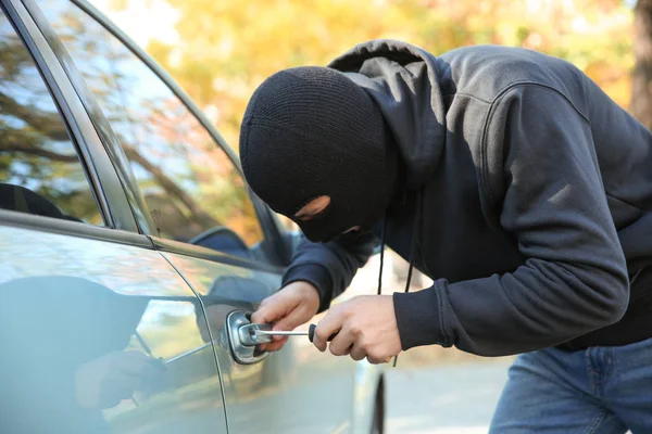 Ladrão Masculino Tentando Abrir Carro — Fotografia de Stock