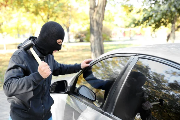 Hombre Ladrón Con Martillo Tratando Romper Ventana Del Coche — Foto de Stock