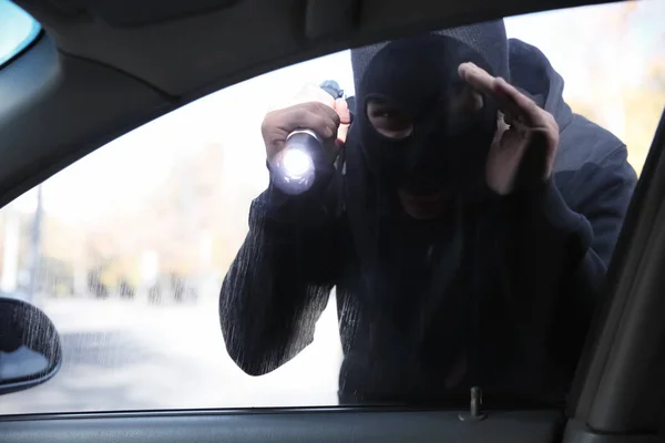 Ladrão Masculino Com Lanterna Olhando Dentro Carro — Fotografia de Stock