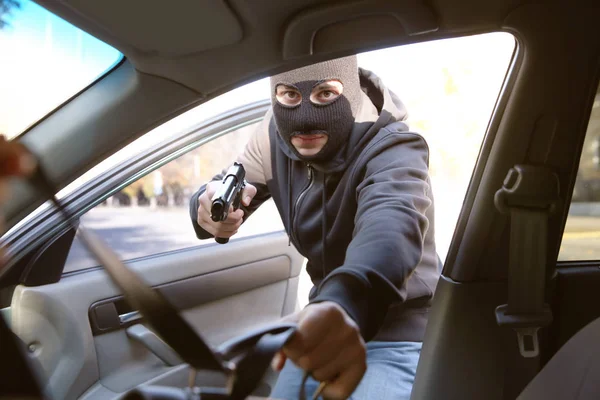 オープンの車からバッグを盗んで銃を持つ男性泥棒 — ストック写真