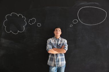 Koyu arka plan üzerinde çizilmiş konuşma balonları ile genç adam