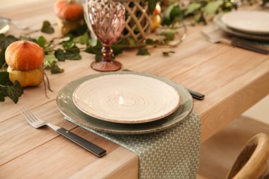 Noel yemeği için festival tablo ayarı