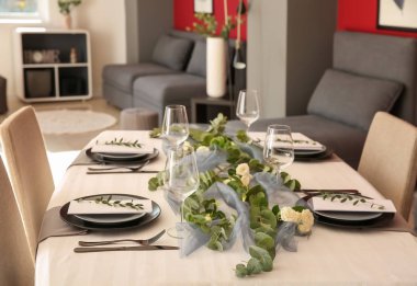 Güzel servis edilmiş şenlik masası.