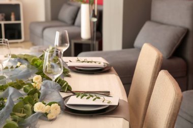 Güzel servis edilmiş şenlik masası.