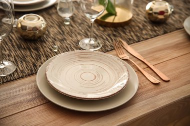 Güzel servis edilmiş şenlik masası.