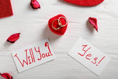 Nişan yüzük beyaz tablo ile kompozisyon