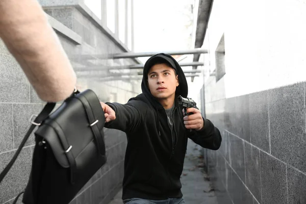 Ladrão Masculino Com Arma Roubando Saco Mulher Livre — Fotografia de Stock