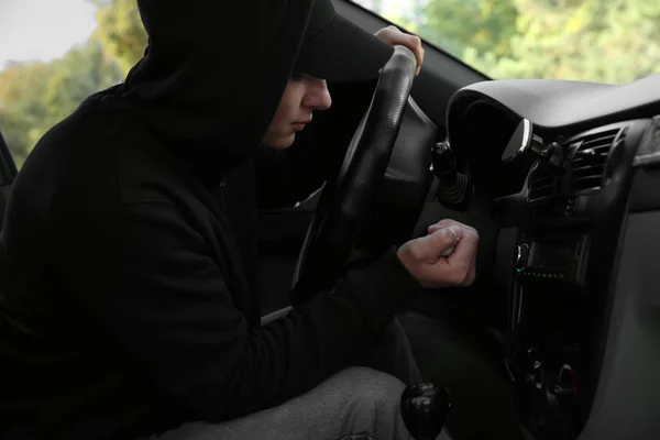 車に座っている男性の泥棒 — ストック写真