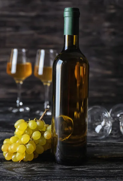 Bottle Tasty Wine Grapes Wooden Table — Stock Photo, Image