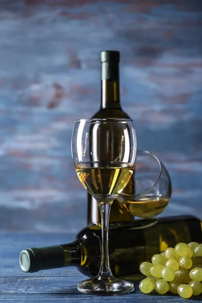 Glasses Bottles White Wine Wooden Table — Stock Photo, Image