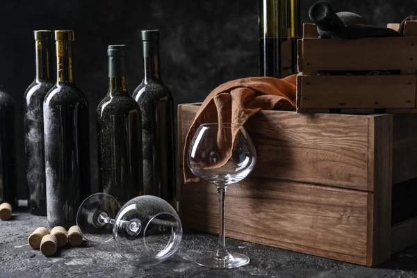 Verres Vides Bouteilles Vin Sur Table — Photo