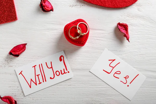 Nişan yüzük beyaz tablo ile kompozisyon