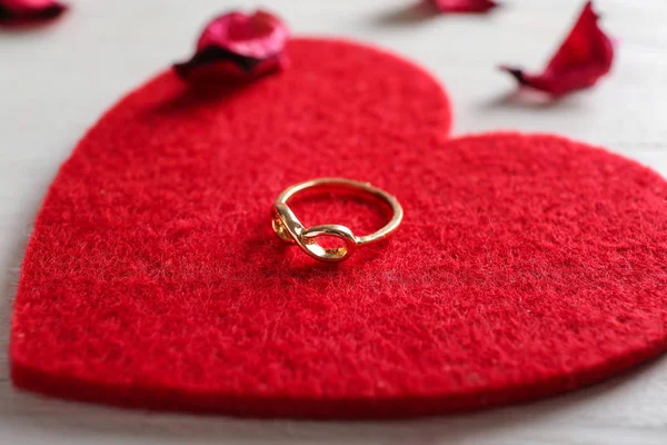 テーブル クローズ アップで婚約指輪と赤いハート — ストック写真