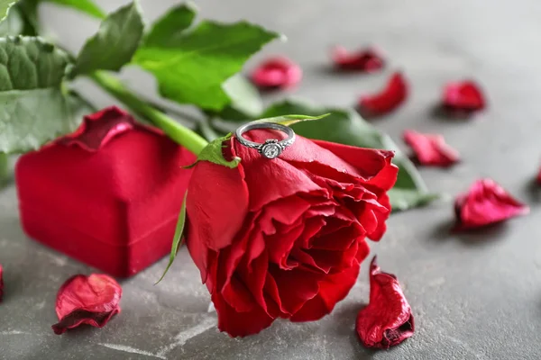 Beautiful Ring Red Rose Grey Table — Stock Photo, Image