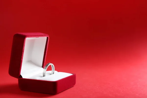 色の背景上の婚約指輪と美しいボックス — ストック写真