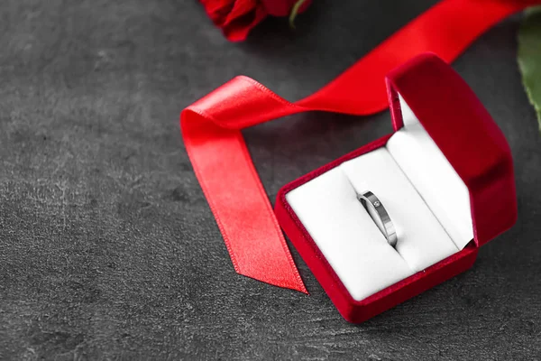 Schöne Schachtel Mit Verlobungsring Auf Dem Tisch — Stockfoto
