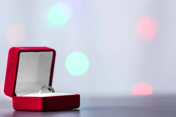 テーブルに婚約指輪と美しいボックス — ストック写真