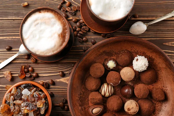 Deska Chutné Čokoládové Lanýže Šálky Cappuccina Dřevěný Stůl — Stock fotografie