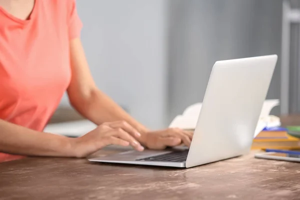 Young Woman Working Laptop Home — Stock Photo, Image