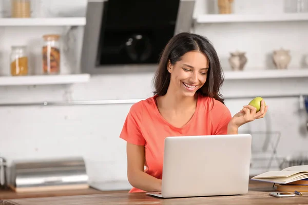 Young Woman Working Laptop Kitchen — Stock Photo, Image