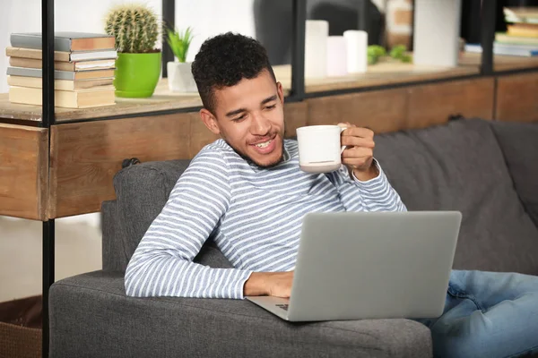 Young African American Man Working Laptop Home — Stock Photo, Image