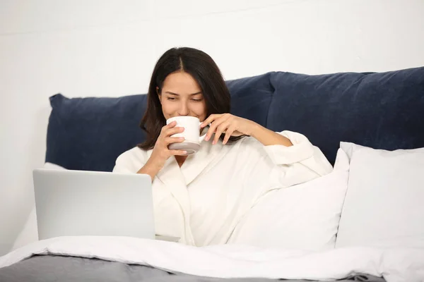 Young Woman Laptop Resting Bed — Stock Photo, Image