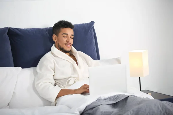 Afro Młody Człowiek Laptopa Odpoczynek Łóżku — Zdjęcie stockowe