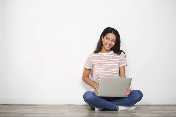 Young Woman Laptop Sitting Floor Light Wall — Stock Photo, Image