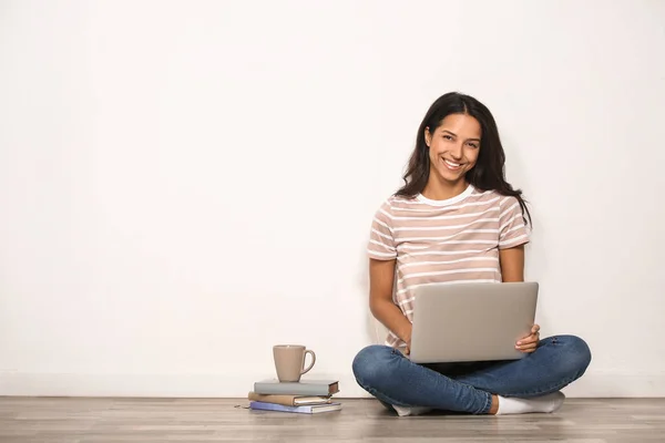 Young Woman Laptop Sitting Floor Light Wall — Stock Photo, Image
