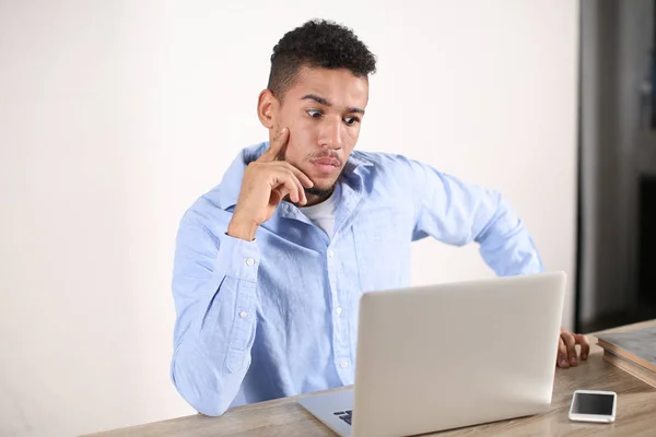 Homem Afro Americano Estressado Trabalhando Com Laptop Escritório — Fotografia de Stock