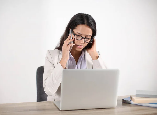 Młoda Kobieta Laptopa Rozmawia Przez Telefon Komórkowy Biurze — Zdjęcie stockowe