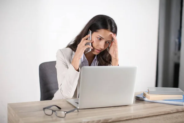 Jonge Vrouw Met Laptop Praten Mobiele Telefoon Kantoor — Stockfoto