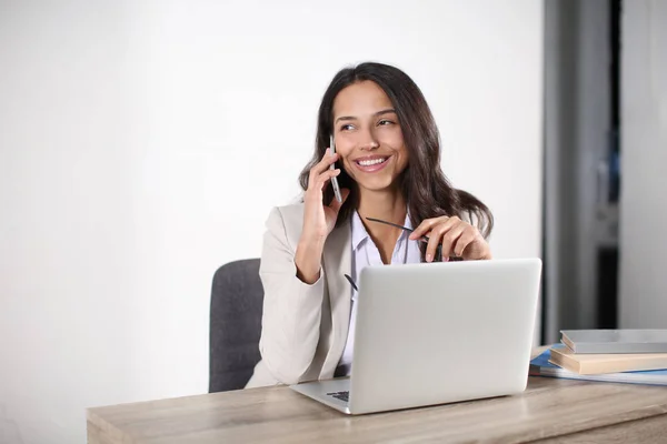 Young Woman Laptop Talking Mobile Phone Office — Stock Photo, Image