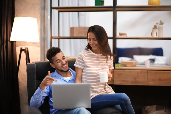 Pareja Joven Con Portátil Descansando Casa — Foto de Stock