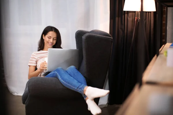 Giovane Donna Che Lavora Con Computer Portatile Casa — Foto Stock