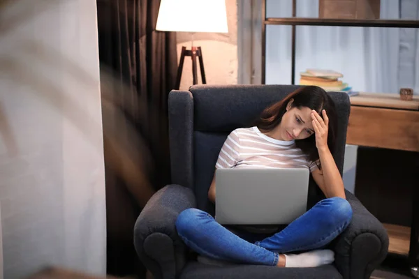 Laptop Ile Evde Çalışan Yorgun Genç Kadın — Stok fotoğraf
