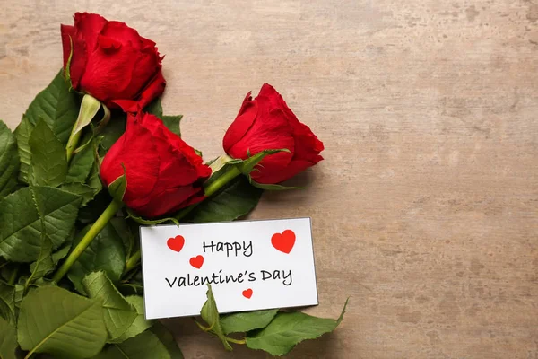 Bellissime Rose Con Biglietto Auguri Sul Tavolo Festa San Valentino — Foto Stock