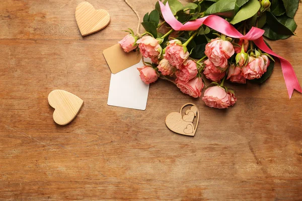 Красиві Троянди Дерев Яний Стіл Святкування Дня Святого Валентина — стокове фото