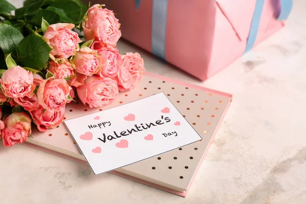 Mooie Rozen Met Wenskaart Laptop Tafel Valentines Day Viering — Stockfoto