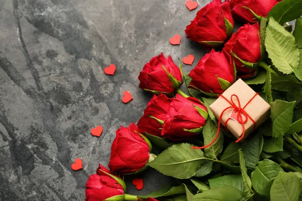 Beautiful Roses Gift Box Grey Table Valentines Day Celebration — Stock Photo, Image