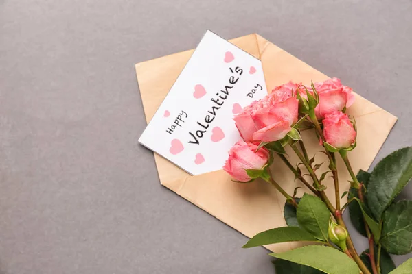 Hermosas Rosas Con Tarjeta Felicitación Mesa Gris Celebración San Valentín — Foto de Stock