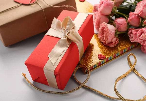 Hermoso Regalo Con Cuaderno Oro Rosas Mesa Celebración San Valentín —  Fotos de Stock