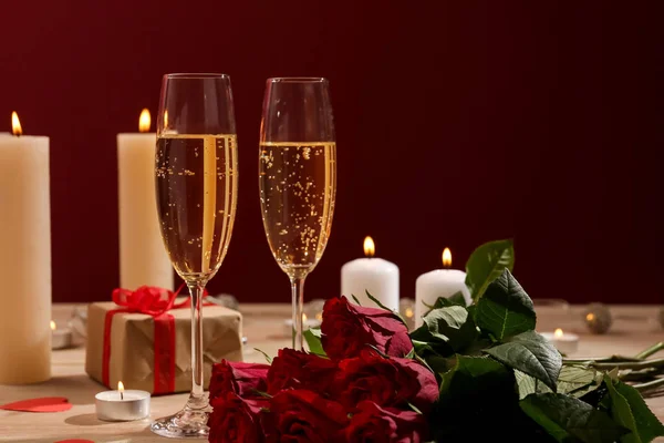 Rode Rozen Met Gave Glazen Champagne Tafel Valentines Day Viering — Stockfoto