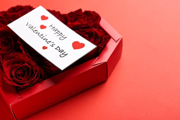 Κουτί Καρδιά Τριαντάφυλλο Μπουμπούκια Και Κάρτα Στο Χρώμα Φόντου Γιορτή — Φωτογραφία Αρχείου