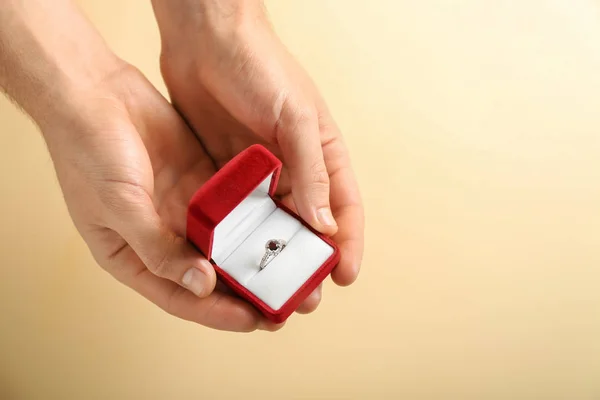 Caja Mano Masculina Con Anillo Compromiso Sobre Fondo Color — Foto de Stock